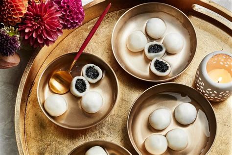 yin-yang-tang-yuan-sweet-sticky-rice-balls-in-soup image