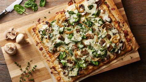 caramelized-onion-and-mushroom-pizza image