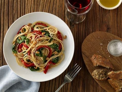 spaghetti-pasta-with-roasted-red-peppers-spinach image