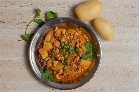 pakistani-aloo-keema-ground-mince-with-potato-curry image