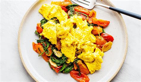 scrambled-eggs-with-arugula-and-tomatoes-tried-and image