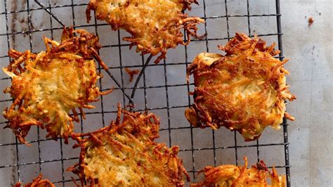 how-to-make-crispy-crunchy-golden-brown-latkes image