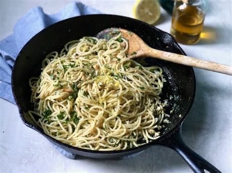 weeknight-spaghetti-and-clams-made-with-canned-clams image