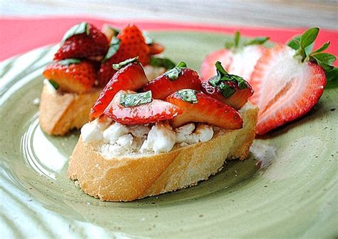 balsamic-strawberry-bruschetta-eat-yourself-skinny image