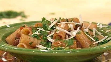 rigatoni-with-grilled-beef-and-gravy-recipe-rachael image