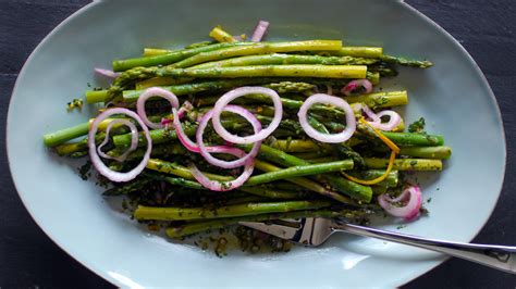 asparagus-with-salsa-verde-and-pickled-onions-food image