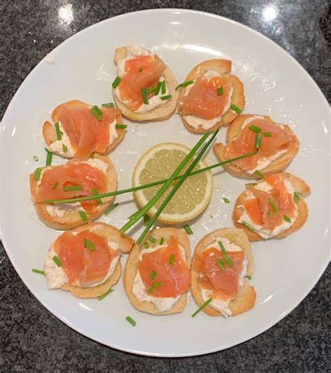 smoked-salmon-toasts-with-creme-fraichechives image