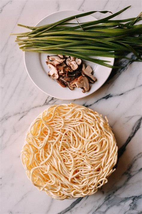 longevity-noodles-yi-mein-伊面-the image