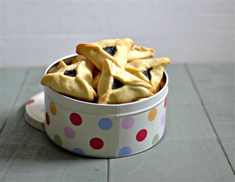 traditional-poppy-seed-mohn-hamantaschen-cookies image