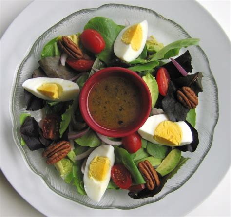 garden-salad-with-vinaigrette-dressing-charlie image