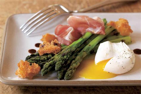 grilled-asparagus-prosciutto-and-poached-egg image