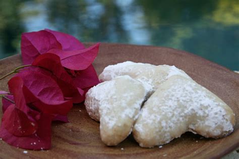 walnut-crescent-cookies-italian-food-forever image