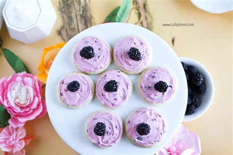 blackberry-buttercream-frosting-lolly-jane image