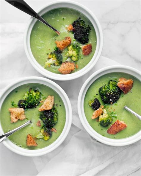 vegan-broccoli-soup-with-spinach-last-ingredient image