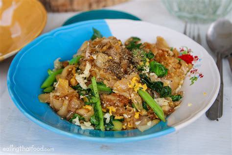 authentic-thai-pad-see-ew-recipe-ผดซอว-street-food-style image