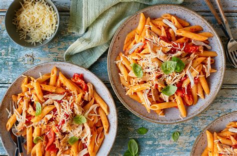 creamy-red-pepper-and-chicken-pasta-tesco-real-food image