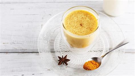 making-ginger-turmeric-tea-food-news-food-news image