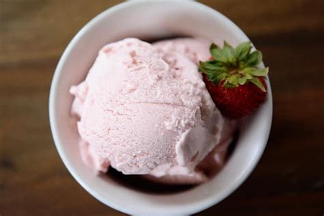 fresh-strawberry-gelato-mels-kitchen-cafe image