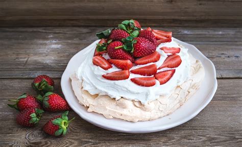 strawberry-pavlova-recipe-get-cracking image