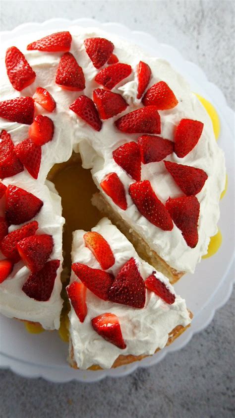 lemon-angel-food-cake-with-lemon-curd-filling image
