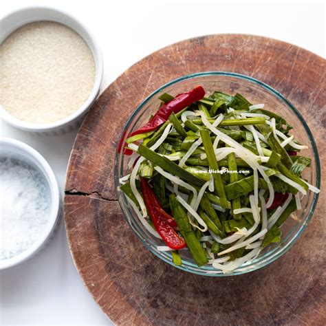vietnamese-pickled-bean-sprouts-with-garlic-chives image