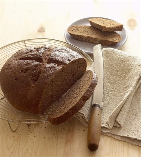 dark-pumpernickel-bread-recipe-the image