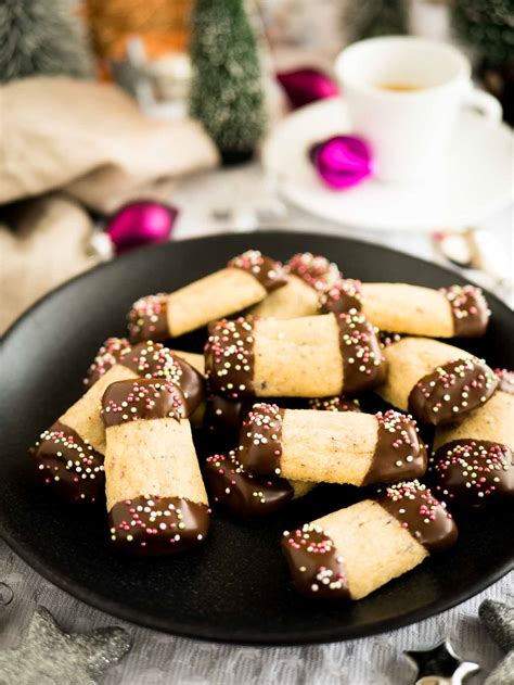 maple-hazelnut-cookies-recipe-log-cookies-plated image