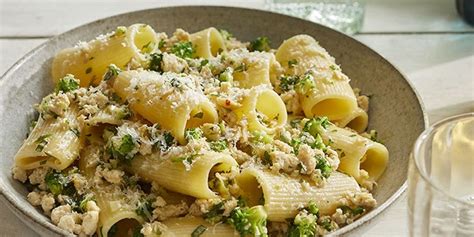 rigatoni-with-chicken-and-broccoli-bolognese-womans image