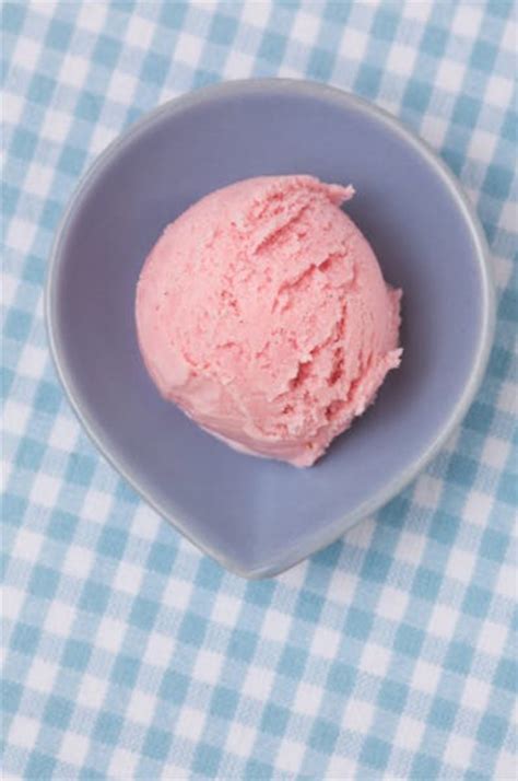 easy-homemade-strawberry-banana-ice-cream image