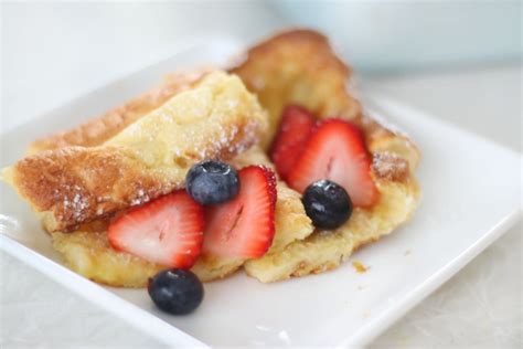 puffy-german-pancakes-with-berries-video-gluesticks image