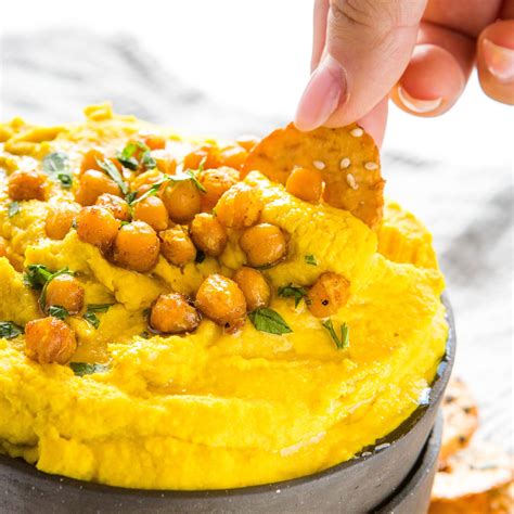golden-turmeric-hummus-healthy-snack-the-busy image