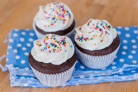 simple-chocolate-cupcakes-with-vanilla-frosting image