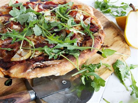 pear-prosciutto-pizza-with-arugula image