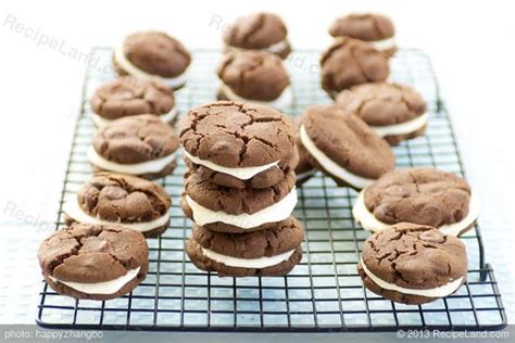 chocolate-sandwich-cookies-with-peppermint-cream image