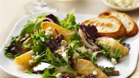 caramelized-pears-and-gorgonzola-salad image