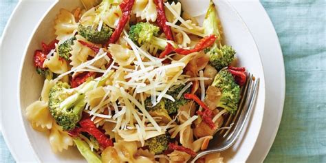 sun-dried-tomato-and-broccoli-pasta-recipe-self image