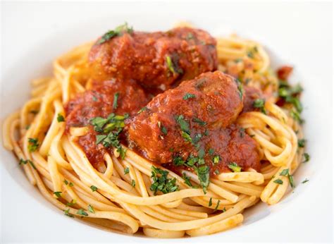 authentic-italian-spaghetti-sauce-with-sausage-chef image