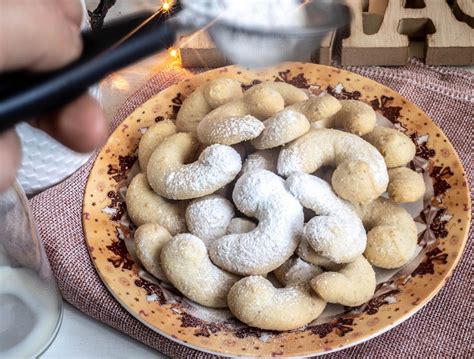 croatian-vanilla-crescent-cookies-recipe-vanilin-kiflice image