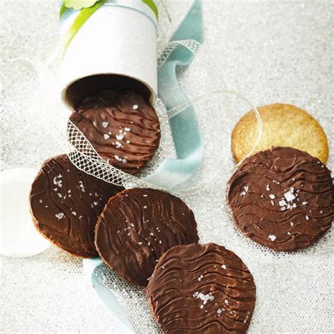 chocolate-walnut-thins-recipe-chatelainecom image