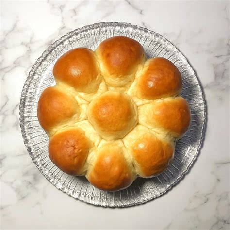 cafeteria-hot-rolls-the-food-tude image