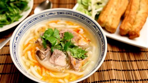 vietnamese-thick-noodle-soup-with-pork-hock-banh image