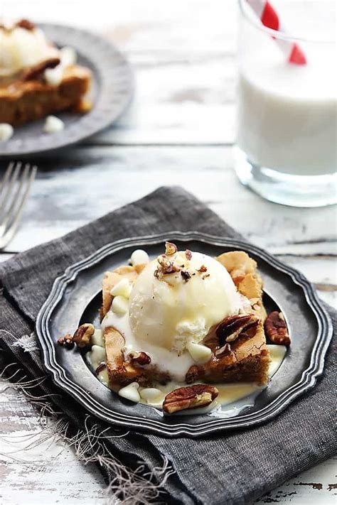applebees-maple-nut-blondie-with-cream-sauce image