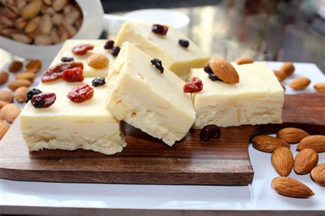 white-chocolate-and-almond-fudge-the-food image