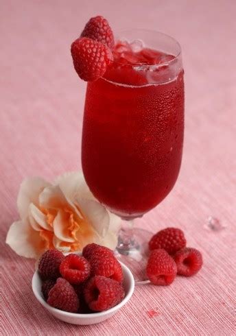 raspberry-lemonade-fizz-fruit-recipe-oregon-fruit image