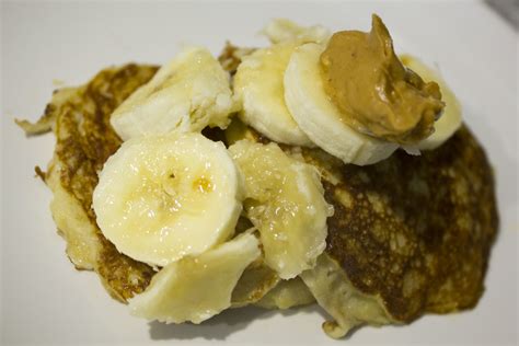 makin-flour-less-banana-pancakes-and-pretending image