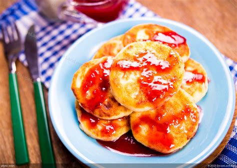 buttermilk-pancakes-with-strawberry-sauce image