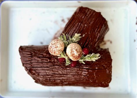 how-to-make-a-yule-log-a-step-by-step-guide-food image