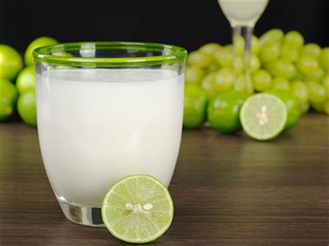 pisco-sour-recipe-traditional-peruvian-cocktail-drink image