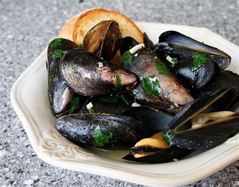mussels-in-garlic-butter-sauce-italian-food-forever image