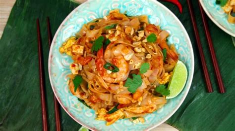 recipe-shrimp-and-chicken-pad-thai-cbc-life image